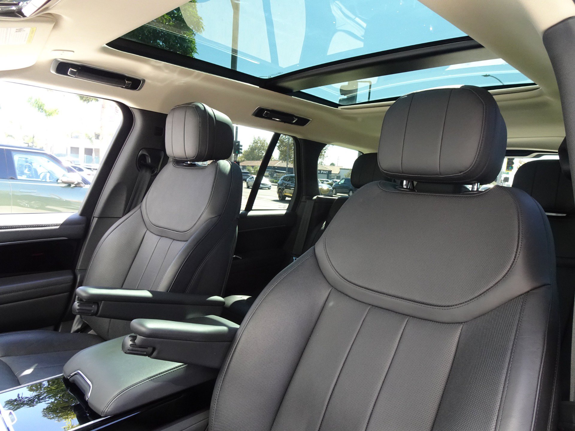 Used 2023 Land Rover Range Rover SE AWD/4WD image 12
