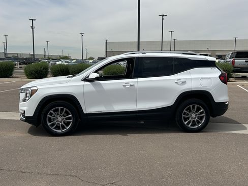 Used 2024 GMC Terrain SLT AWD/4WD image 2