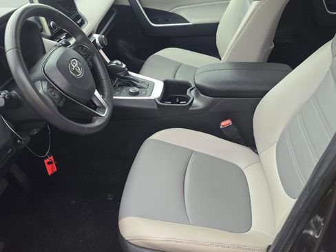 Used 2023 Toyota RAV4 XLE Premium image 8