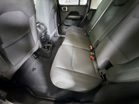 Used 2022 Jeep Wrangler Unlimited Sahara w/ Cold Weather Group AWD/4WD image 28