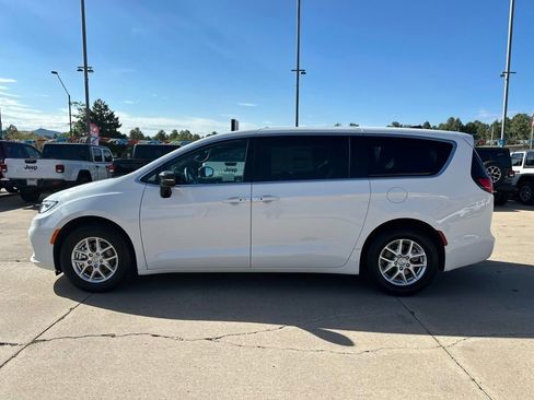 New 2025 Chrysler Pacifica Select image 6