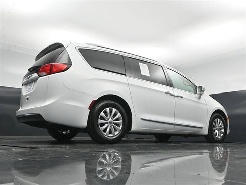 Used 2018 Chrysler Pacifica Touring-L FWD image 31