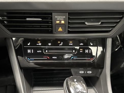 Used 2025 Volkswagen Jetta SE w/ Sunroof Package image 19