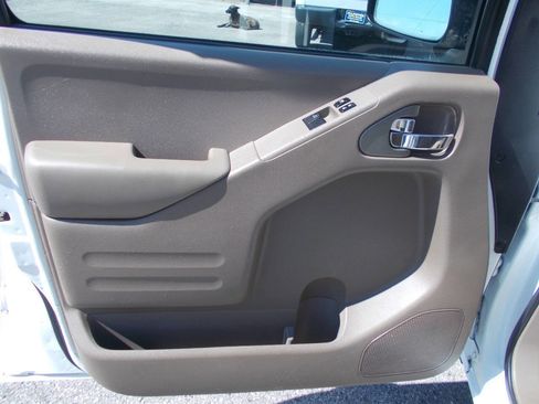 Used 2016 Nissan Frontier SV image 13