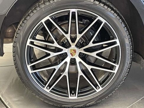 Certified 2025 Porsche Macan AWD/4WD image 13