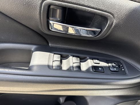 Used 2017 Mitsubishi Outlander SE FWD image 17