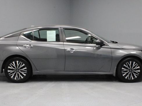 Certified 2024 Nissan Altima 2.5 SV FWD image 11