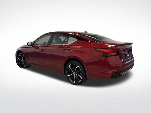 Used 2023 Nissan Altima 2.5 SR w/ SR Premium Package image 3