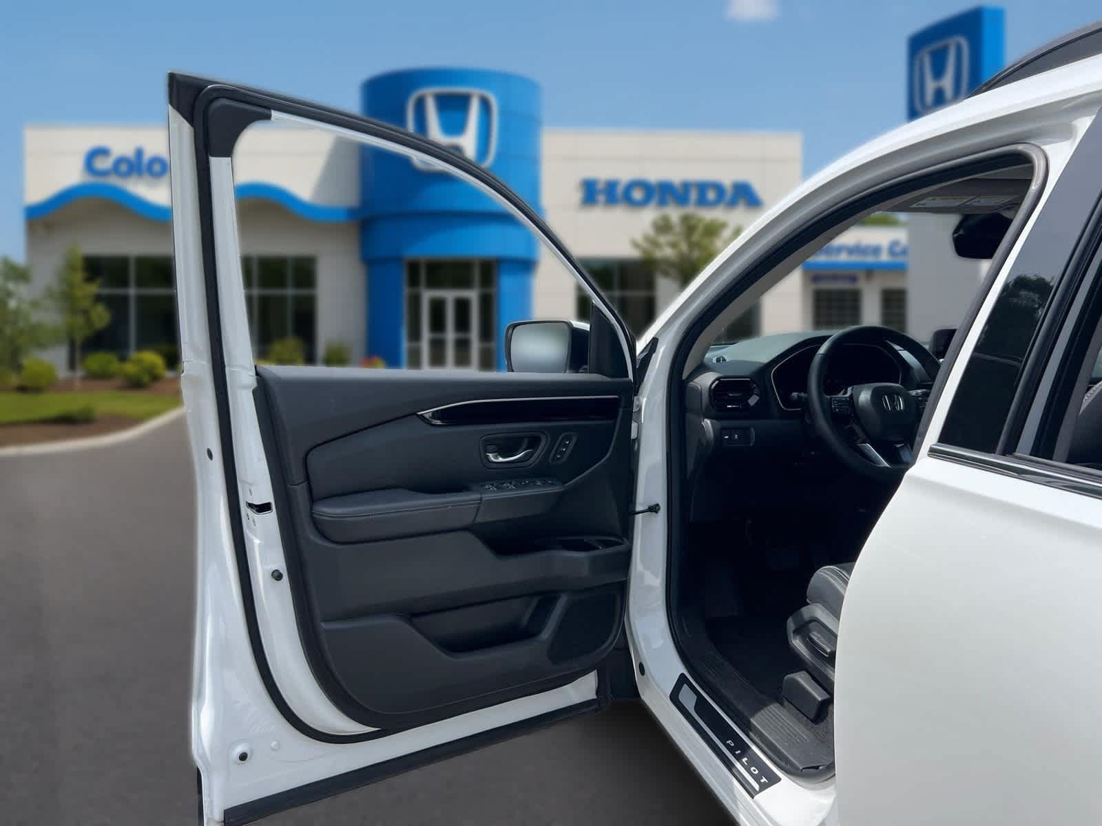 Used 2024 Honda Pilot Touring image 15