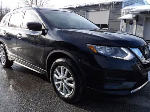 Used 2019 Nissan Rogue SV w/ Premium Package FWD image 2