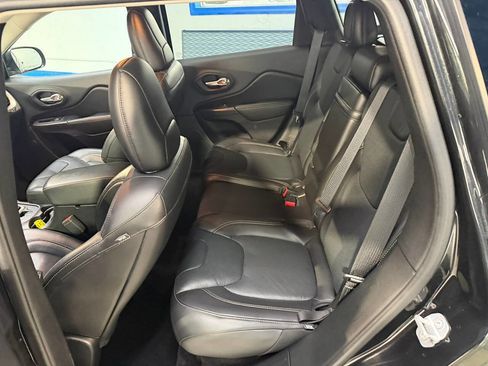 Used 2016 Jeep Cherokee Limited w/ Luxury Group AWD/4WD image 14
