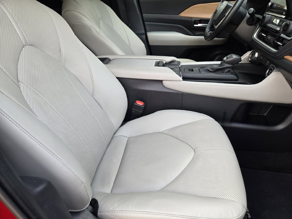 Used 2024 Toyota Grand Highlander AWD image 11