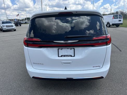 Used 2024 Chrysler Pacifica Touring-L FWD image 4