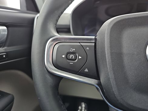 Used 2023 Volvo XC40 B5 Plus image 32