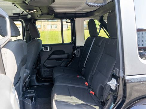 Used 2019 Jeep Wrangler Unlimited Sahara AWD/4WD image 29