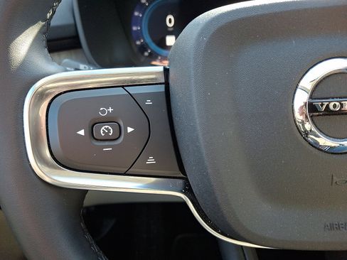 Used 2023 Volvo XC40 B5 Plus image 21