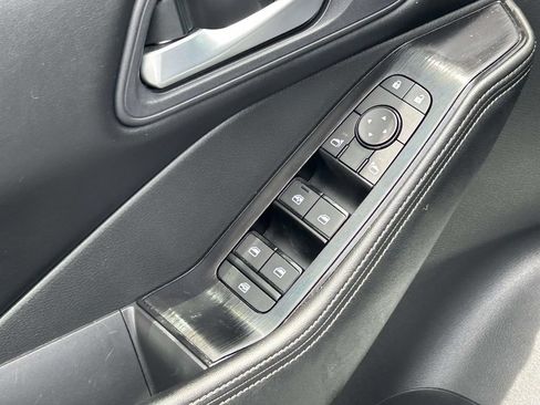 Used 2025 Nissan Rogue SV AWD/4WD image 16