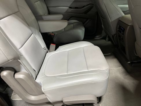 Used 2020 Chevrolet Traverse LT w/ LT Premium Package FWD image 18