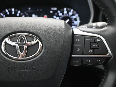 Used 2021 Toyota Highlander XLE FWD image 30