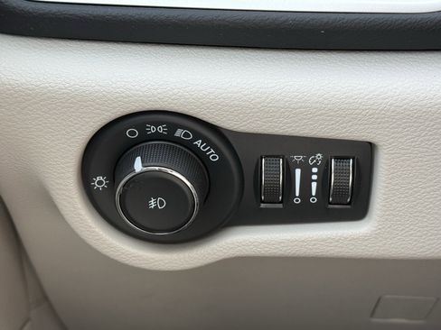 Used 2023 Chrysler Pacifica Touring-L image 25