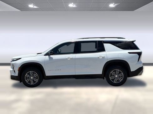 Used 2025 Chevrolet Traverse LT AWD/4WD image 2