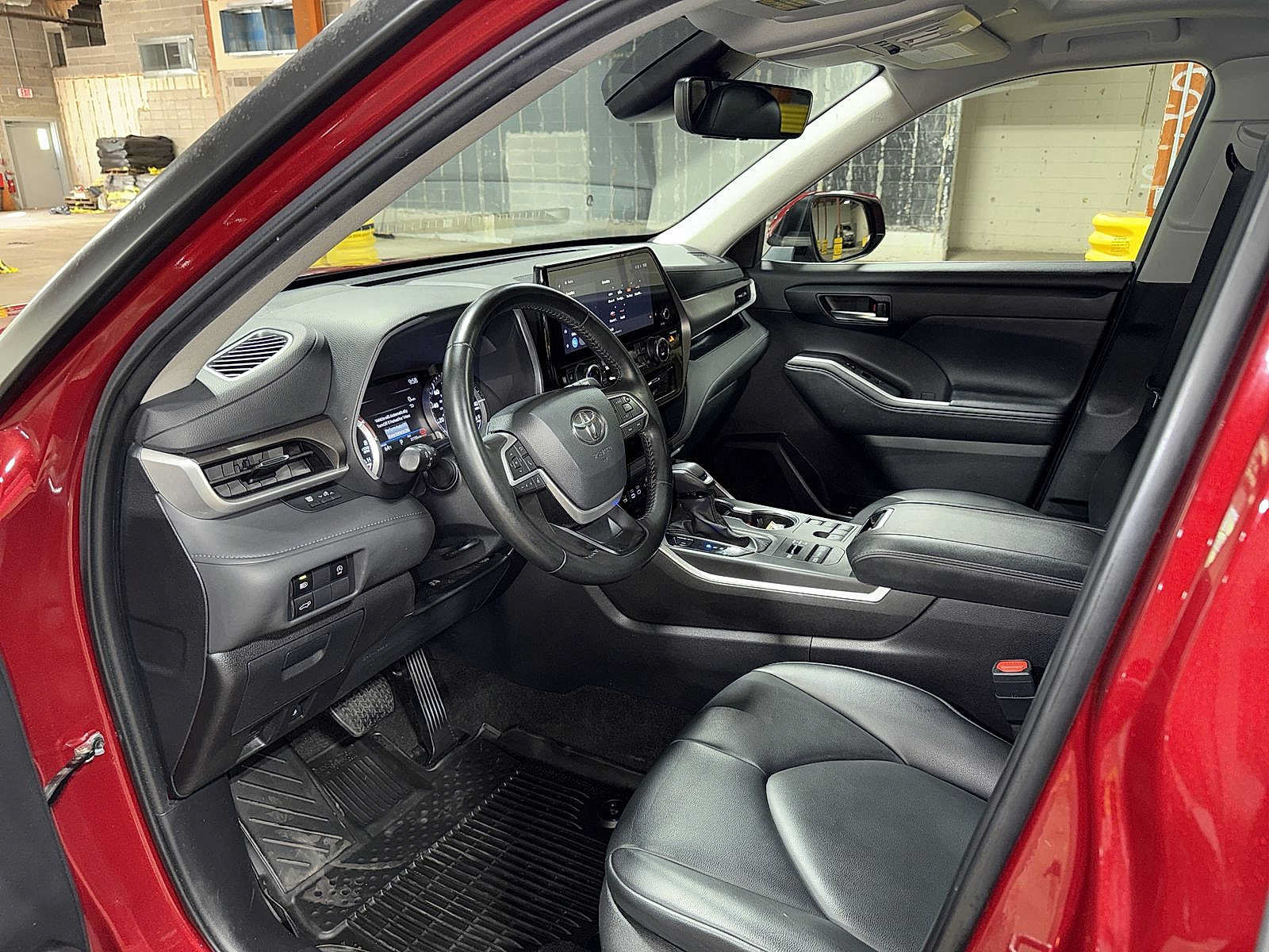 Used 2024 Toyota Highlander XLE AWD/4WD image 30