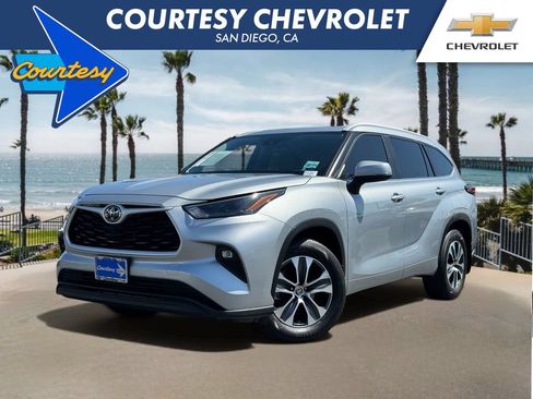Used 2023 Toyota Highlander XLE AWD/4WD image 1