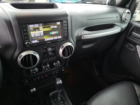 Used 2013 Jeep Wrangler Unlimited Sahara w/ Connectivity Group AWD/4WD image 20