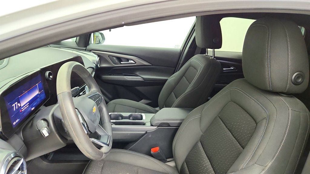Used 2025 Chevrolet Equinox EV LT FWD image 19