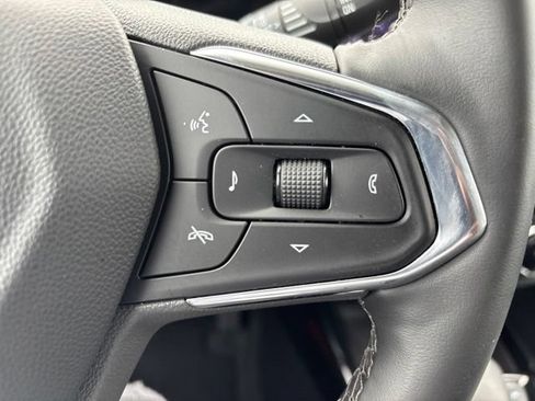 Used 2025 Chevrolet Trax LT w/ Sunroof Package FWD image 18