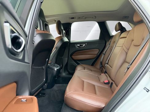 Used 2018 Volvo XC60 T6 Momentum w/ Convenience Package image 15