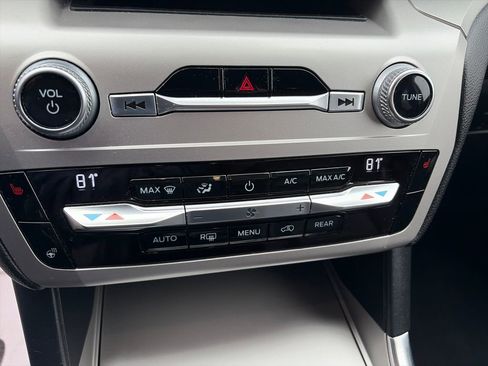 Used 2021 Ford Explorer XLT w/ Equipment Group 202A image 27