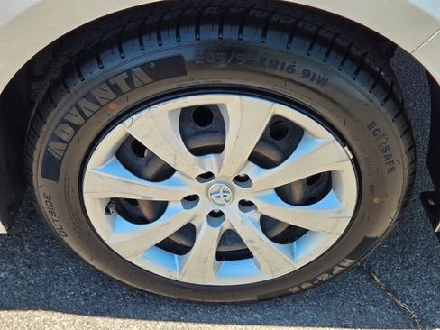 Used 2020 Toyota Corolla LE FWD image 11