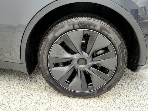 Used 2025 Tesla Model Y Long Range image 9