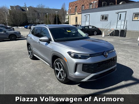 Used 2025 Volkswagen Tiguan SE image 1