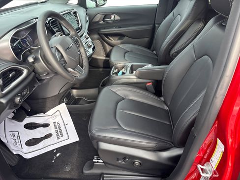New 2026 Chrysler Pacifica Select image 9