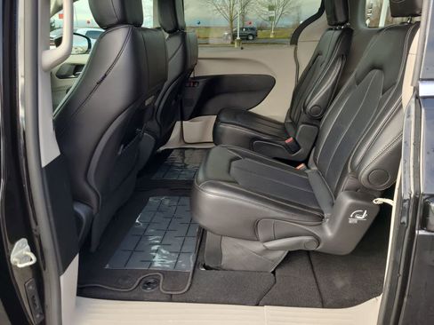 Used 2024 Chrysler Pacifica Touring-L image 21