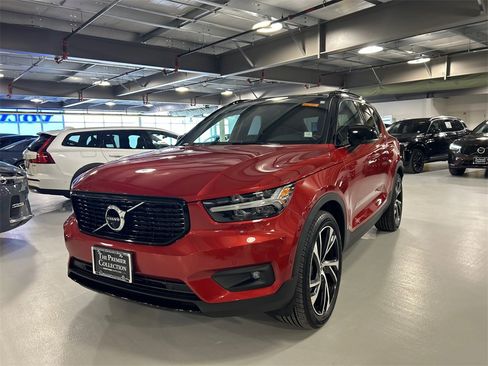 Used 2022 Volvo XC40 T5 R-Design w/ Advanced Package image 5