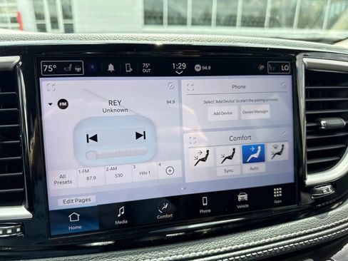 Used 2024 Chrysler Pacifica Touring-L AWD/4WD image 32