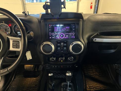 Used 2017 Jeep Wrangler Unlimited Rubicon image 16