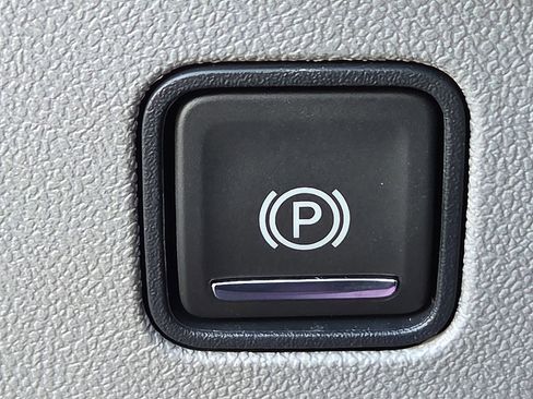 Used 2024 GMC Terrain SLE image 22