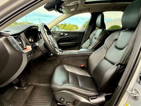 Used 2022 Volvo XC60 B5 Momentum w/ Climate Package image 14