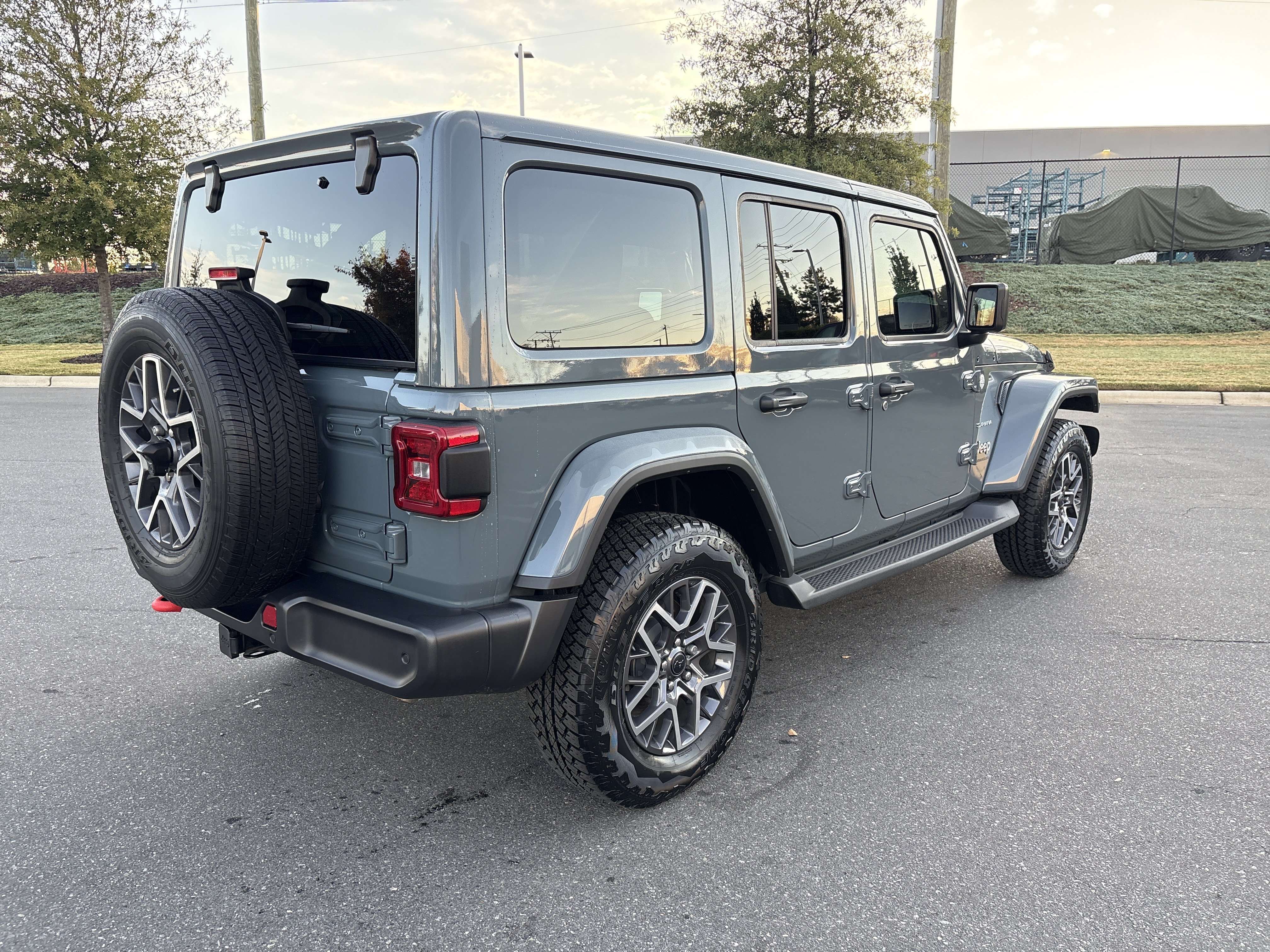 Used 2024 Jeep Wrangler Unlimited Sahara w/ Technology Group AWD/4WD image 9