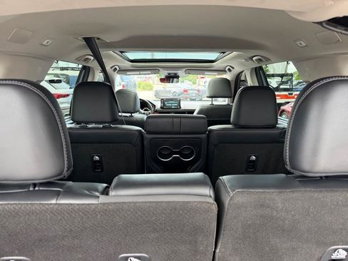 Used 2025 Honda Pilot Touring image 10