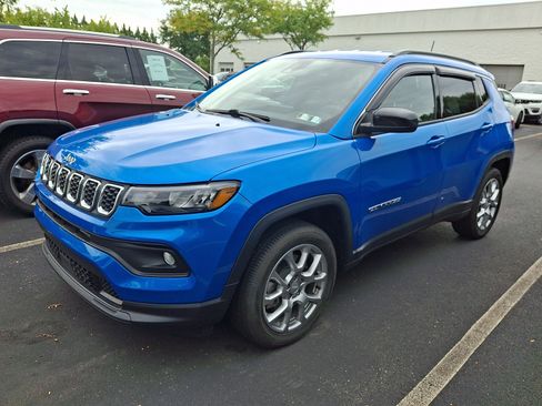 Used 2024 Jeep Compass Latitude AWD/4WD image 2