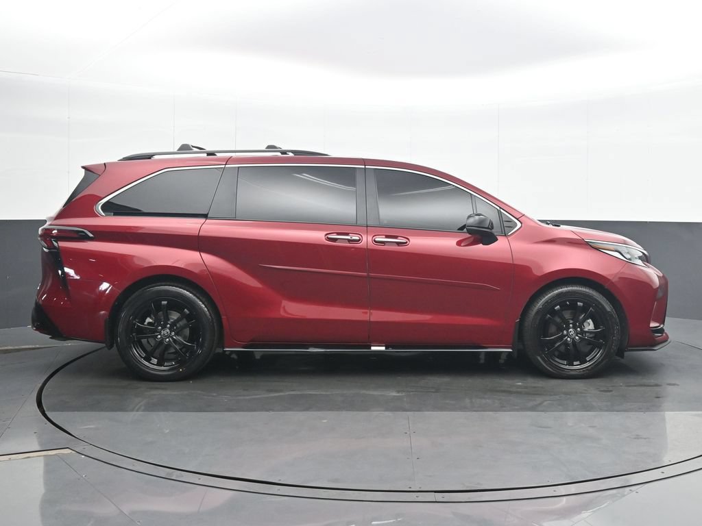 Used 2024 Toyota Sienna XSE FWD image 7