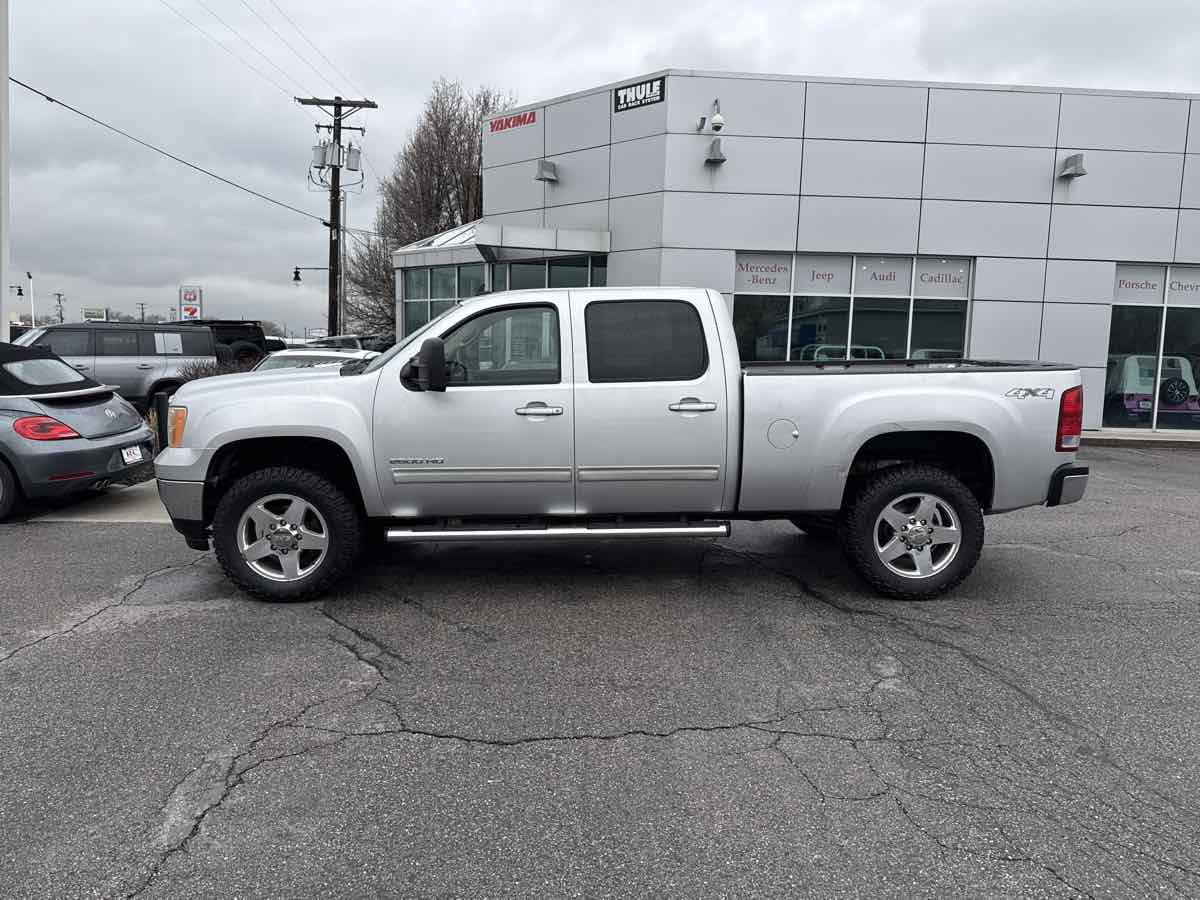 Used 2011 GMC Sierra 2500 SLT w/ Entertainment Package AWD/4WD image 8