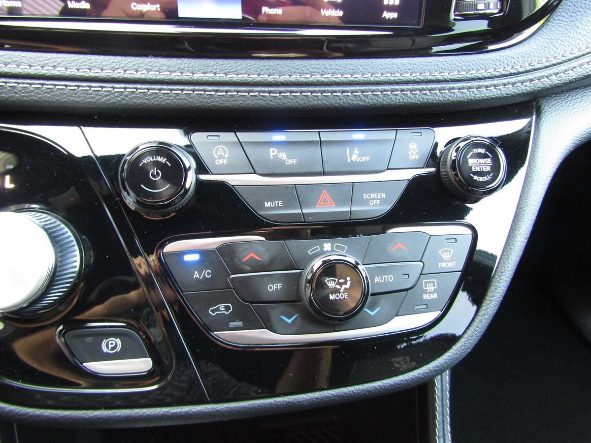 Used 2025 Chrysler Pacifica Limited FWD image 16