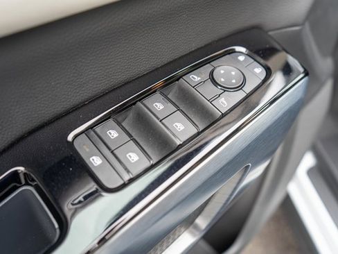 Certified 2025 Nissan Pathfinder SL image 23