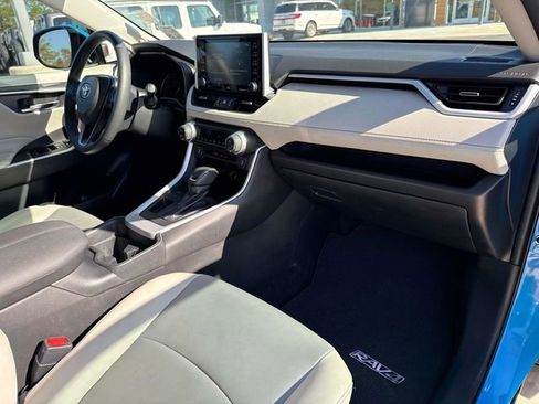 Used 2020 Toyota RAV4 XLE Premium image 13
